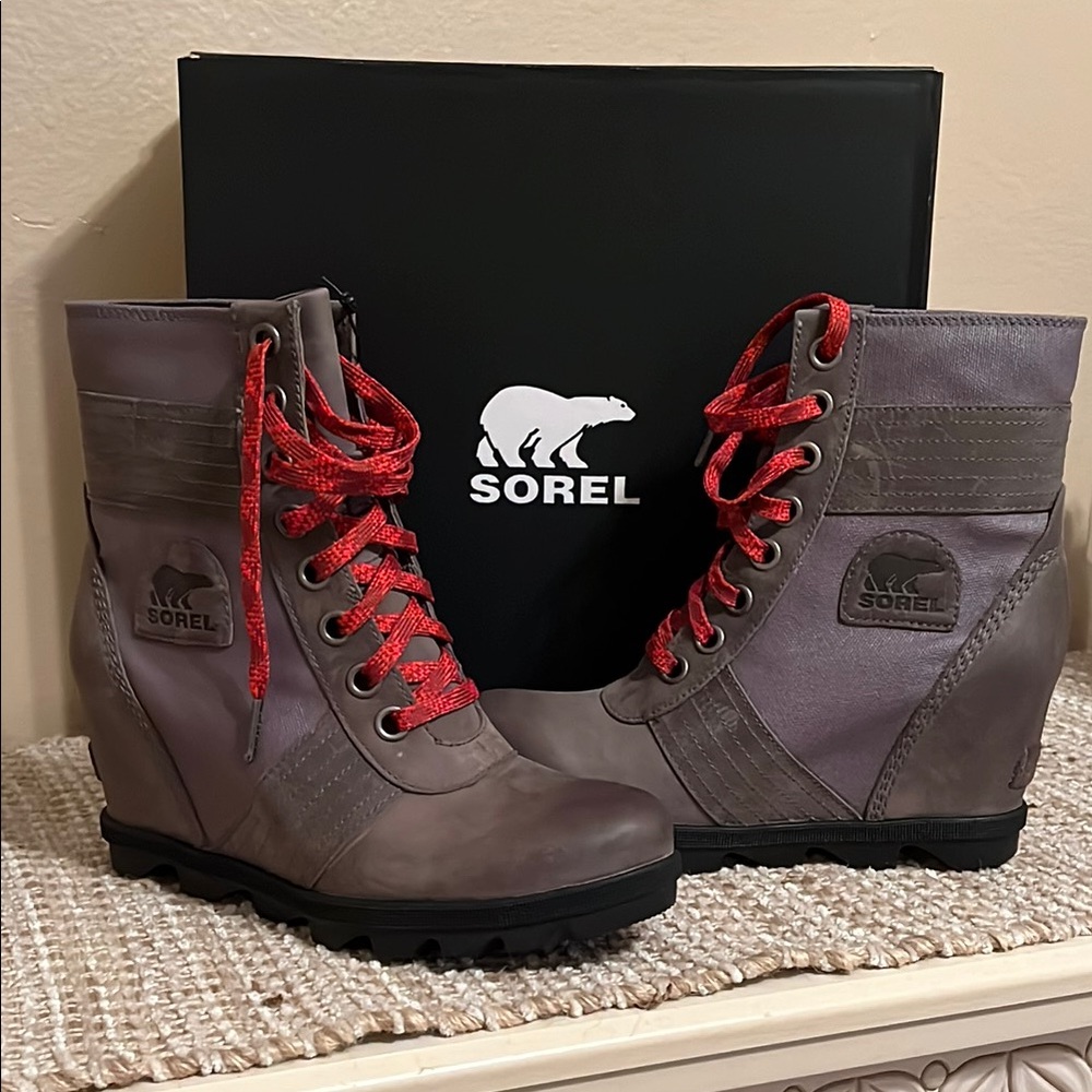 Sorel Women's Gray Boots with Red Laces